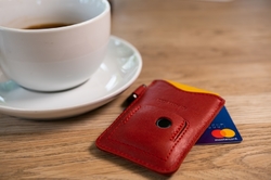 Kožené pouzdro na karty FIXED Smile Cards se smart trackerem FIXED Smile Pro, červené