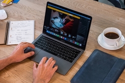Kožené pouzdro FIXED Oxford pro Apple MacBook Air 13 Retina (2018/2019/2020), modré