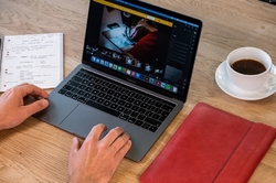 Kožené pouzdro FIXED Oxford pro Apple MacBook Air 13 Retina (2018/2019/2020), červené