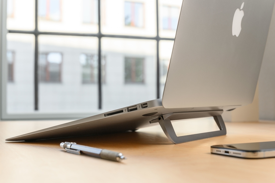 Nalepovací hliníkový stojánek FIXED Frame Mini pro notebooky a tablety, stříbrný